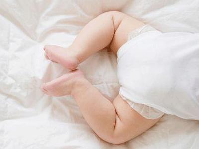 宝宝用尿不湿屁股有红疹子,尿不湿宝宝红屁股怎么办