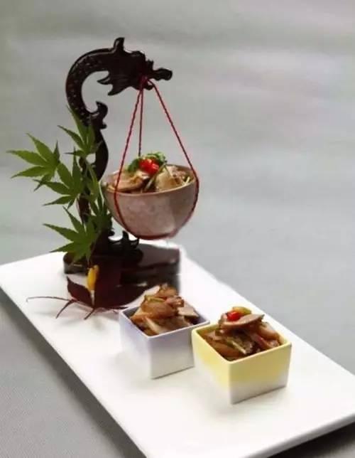 一般餐厅餐盘摆放技巧,餐厅上菜托盘