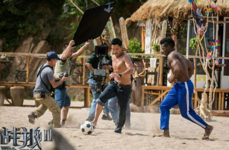 吴京战狼二踢足球,战狼2吴京拍戏经历