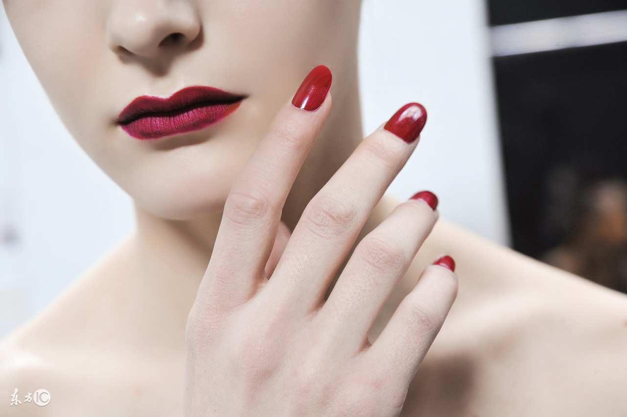 女子“美甲”后十指红肿溃烂，当心频繁美甲的这些伤害！