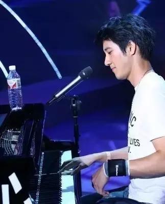 爱豆弹钢琴视频,会弹钢琴的女爱豆