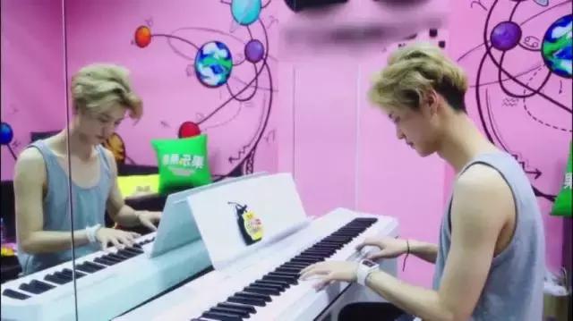 爱豆弹钢琴视频,会弹钢琴的女爱豆