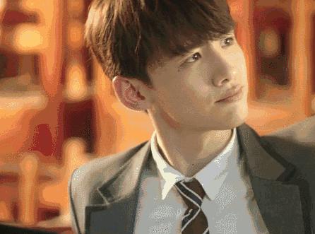 爱豆弹钢琴视频,会弹钢琴的女爱豆