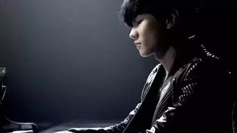 爱豆弹钢琴视频,会弹钢琴的女爱豆