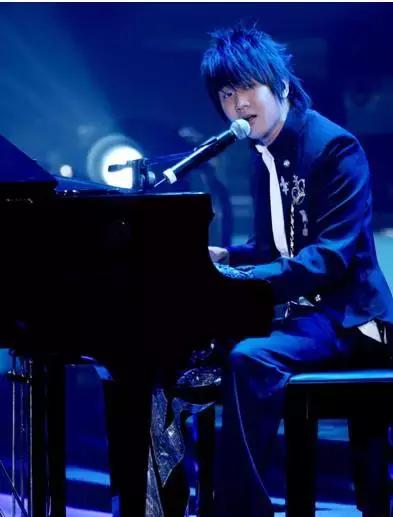 爱豆弹钢琴视频,会弹钢琴的女爱豆