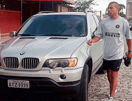 同样是球王，一位颜值不降反升超跑众多，一位胖成球座驾越换越差