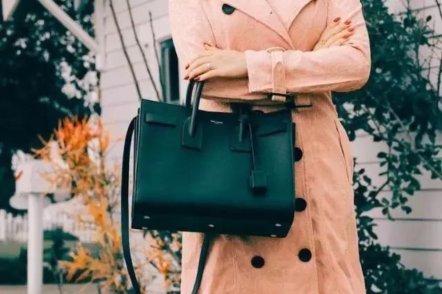 月薪5000买大牌包,月薪5k为什么买1w的包