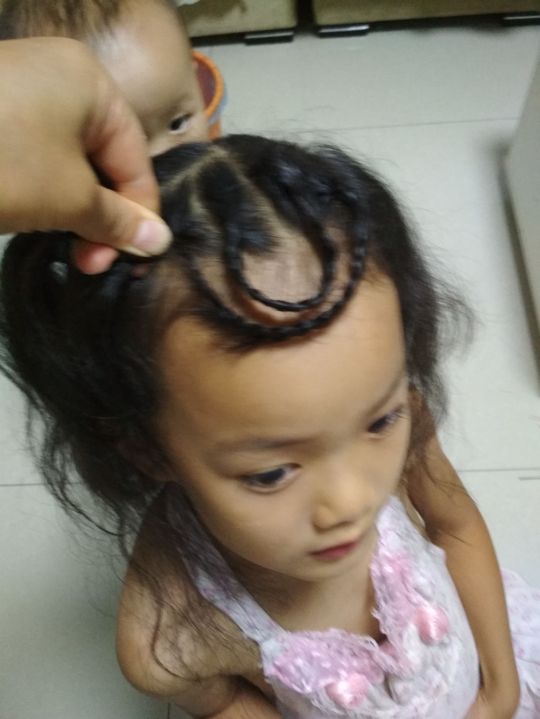 有刘海的宝宝适合编什么发型,小孩高额头刘海怎么扎起来好看