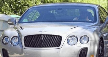 同样是球王，一位颜值不降反升超跑众多，一位胖成球座驾越换越差