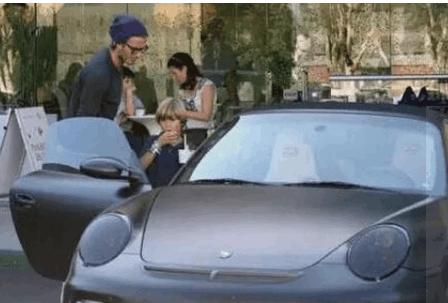 同样是球王，一位颜值不降反升超跑众多，一位胖成球座驾越换越差