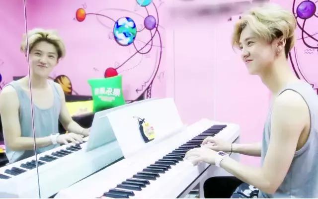 爱豆弹钢琴视频,会弹钢琴的女爱豆