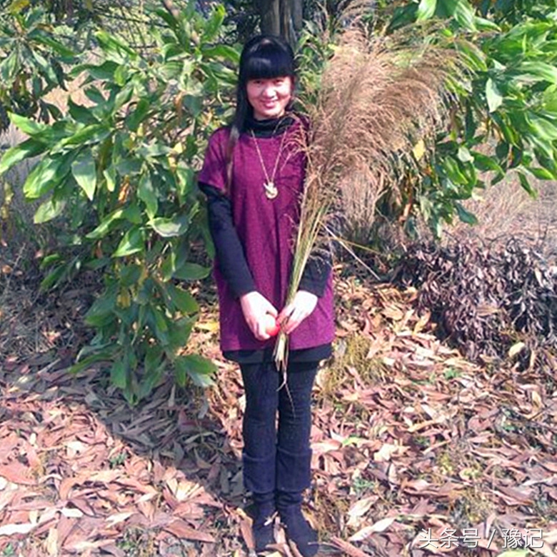 军人丈夫因公受伤妻子不离不弃,军人丈夫不离不弃照顾妻子