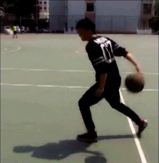 如何背后运球基础教学,篮球新手基础教程小学生背后运球