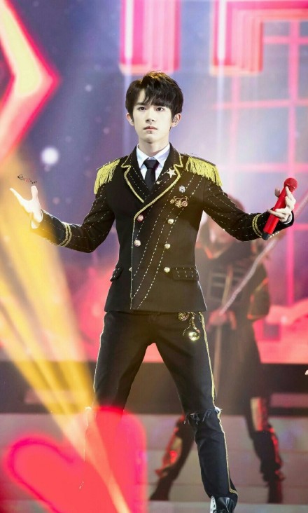 易烊千玺支援腰伤,易烊千玺带着腰伤在舞台上