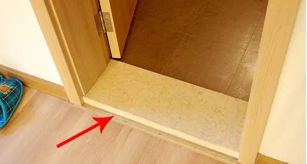 看邻居家在过门处加了一根条，完工后真把我气炸了！立马拆了重装