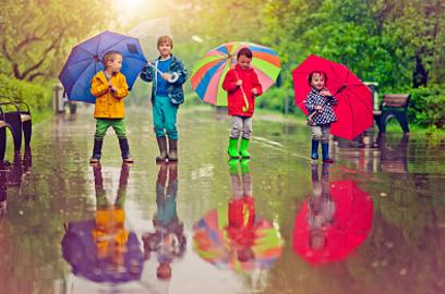 小孩为什么爱踩大人的脚,小孩为什么都爱踩水坑