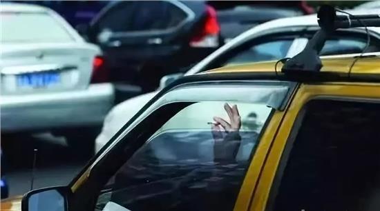 开车抽烟不掉烟灰,开窗户抽烟烟味多久能散