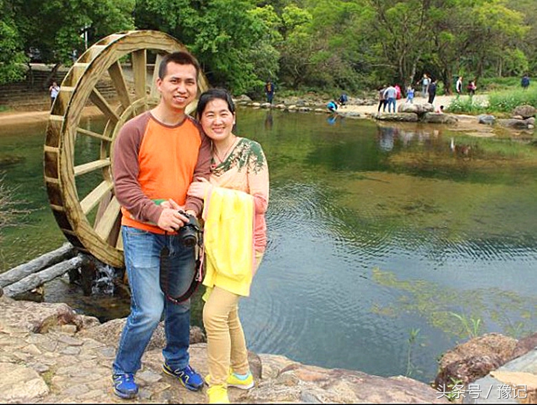 军人丈夫因公受伤妻子不离不弃,军人丈夫不离不弃照顾妻子