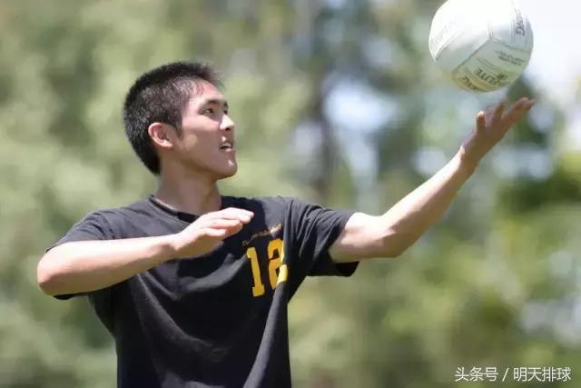 接一传是面对发球人还是面对二传,打排球发球时要先抛球