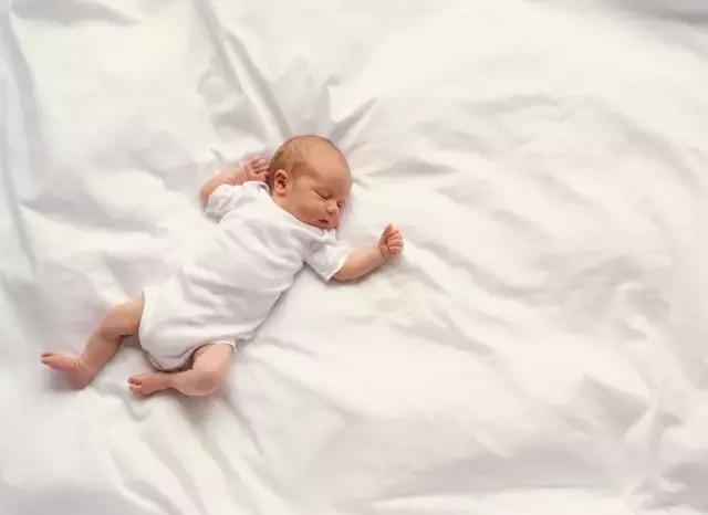 新生儿十种常见的生理现象,新生儿常见特殊生理状态有六种