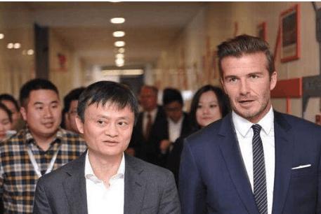 同样是球王，一位颜值不降反升超跑众多，一位胖成球座驾越换越差