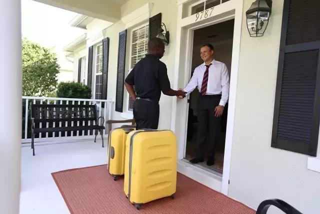 加拿大小费是给服务员的吗,加拿大小费可以用美元付吗