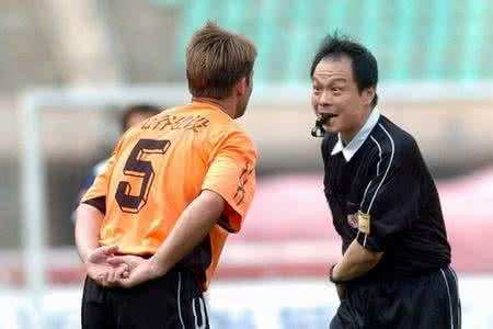 中国足球裁判低级失误,中国足球奇葩判罚视频