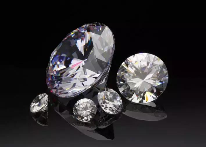 钻石开裂怎么保养,钻石怎么样才能损坏