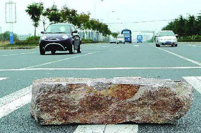 汽车过坑磕底盘怎么处理,小车底盘磕碰坏了要怎样才能知道