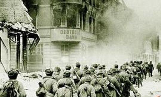 苏军攻打柏林时的激烈场面,苏联占领柏林后的罪行