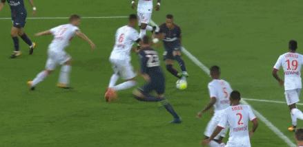 足球明星内马尔和梅西,足球天神下凡的时刻