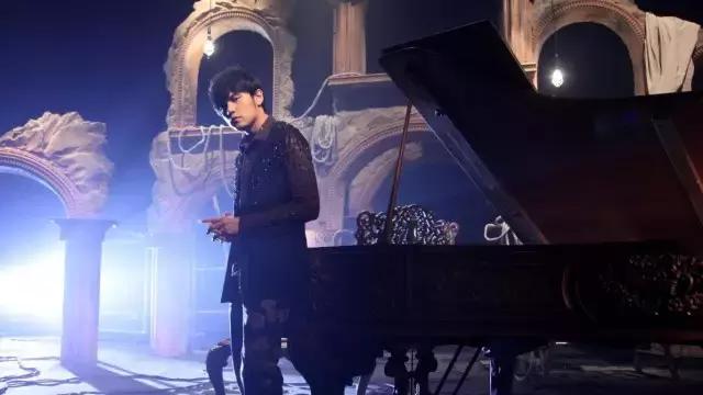 爱豆弹钢琴视频,会弹钢琴的女爱豆