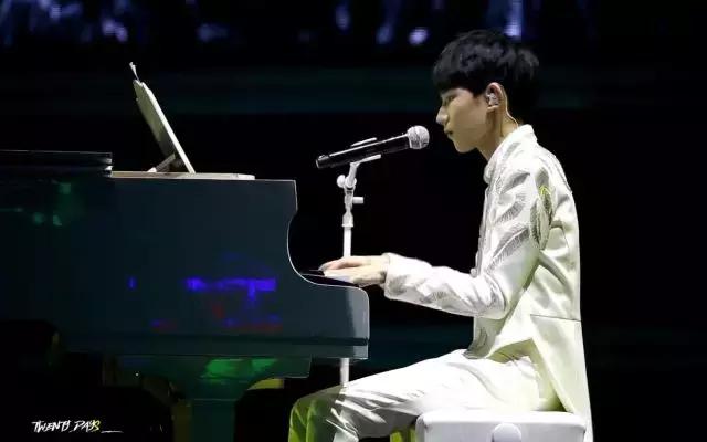 爱豆弹钢琴视频,会弹钢琴的女爱豆