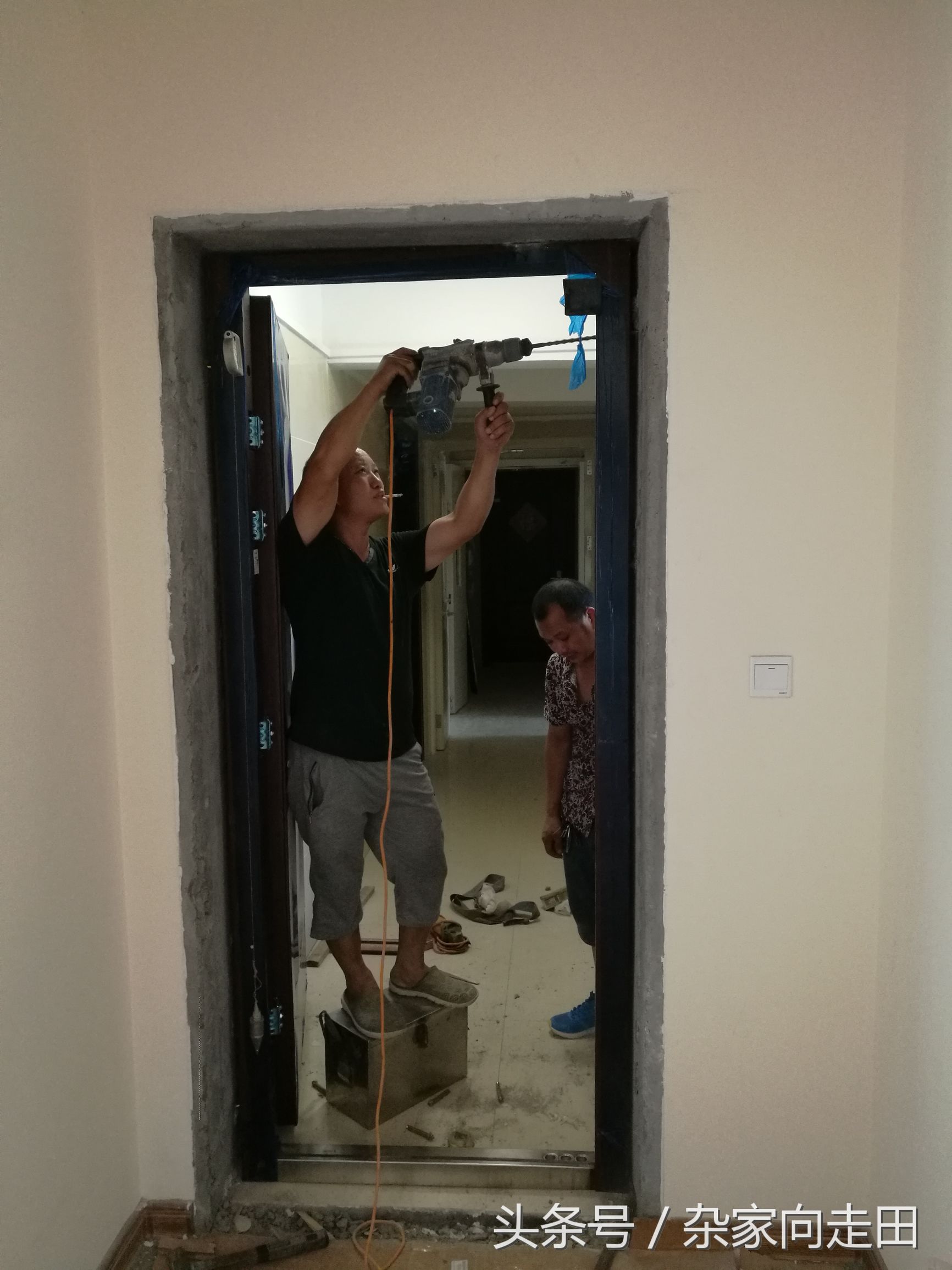 防盗门内开改外开操作过程,防盗门外开改内开演示图