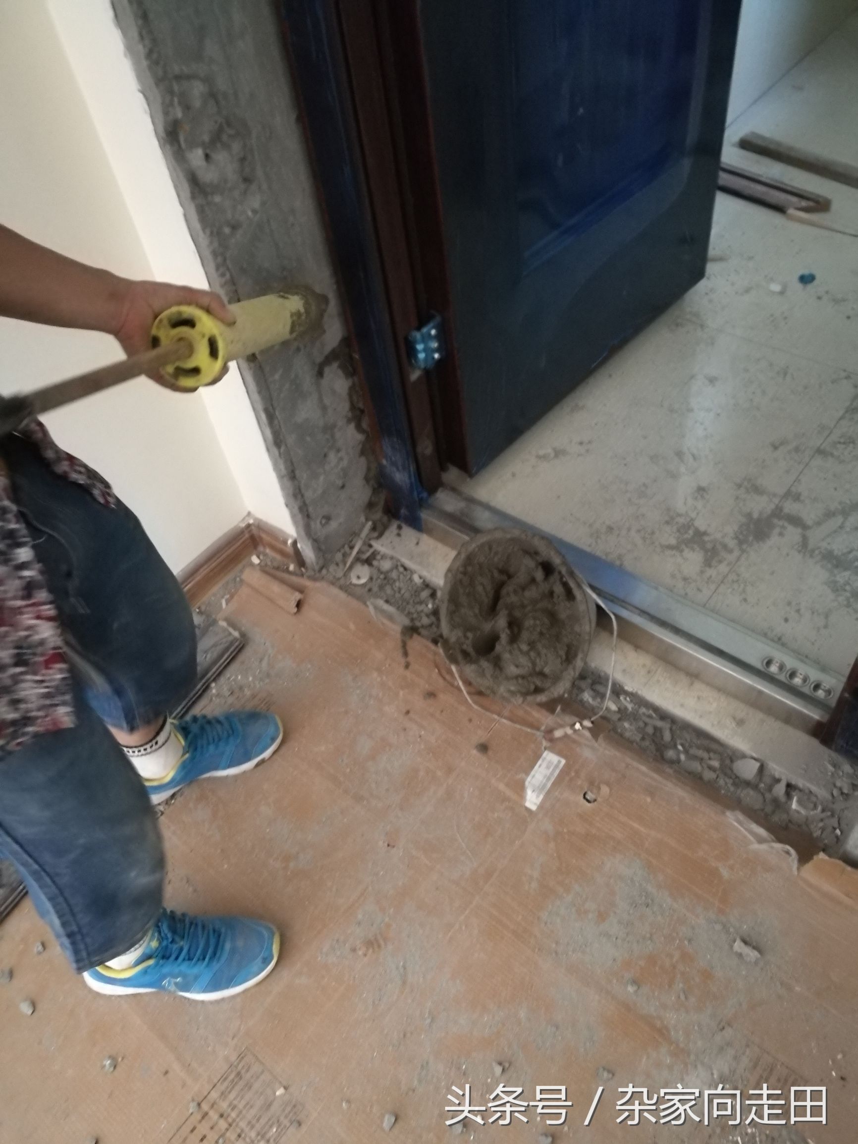 防盗门内开改外开操作过程,防盗门外开改内开演示图