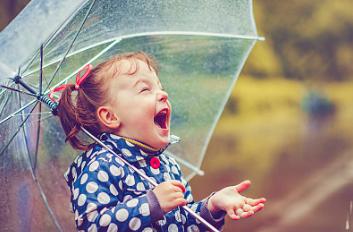 小孩为什么爱踩大人的脚,小孩为什么都爱踩水坑