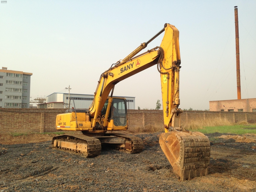 小挖掘机行走跑偏的解决方法,挖掘机行走跑偏怎么调