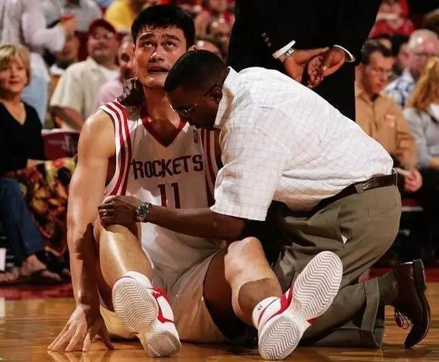 看球赛就紧张怎么办,打球太激烈小腿肌肉抽筋