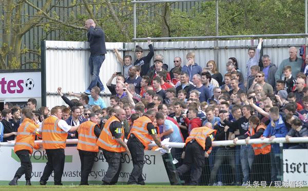 看台负能量宣泄与良好氛围的营造，英国球迷怎么看？｜体育文化