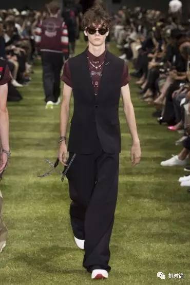 当下男装流行款式,男装宽松百慕大短裤流行趋势