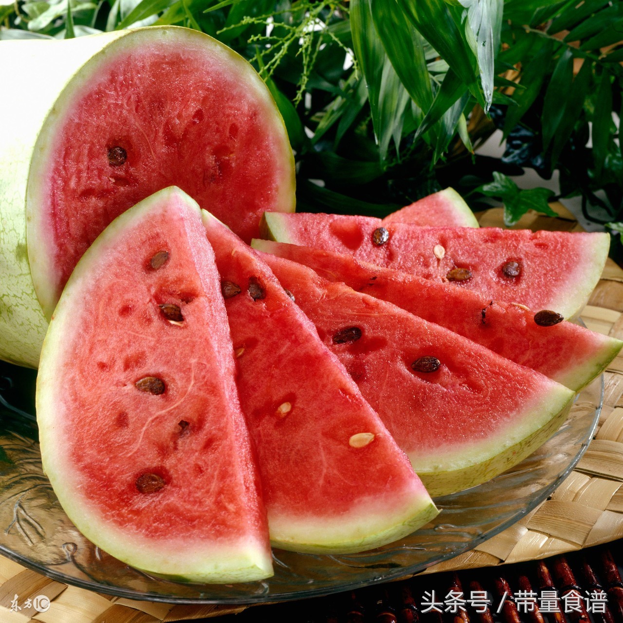 胃里胀气顶胸口难受,胃打嗝胀气吃什么药