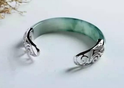 碎的翡翠手镯怎么再利用,摔碎的翡翠手镯怎么处理