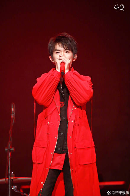 易烊千玺支援腰伤,易烊千玺带着腰伤在舞台上