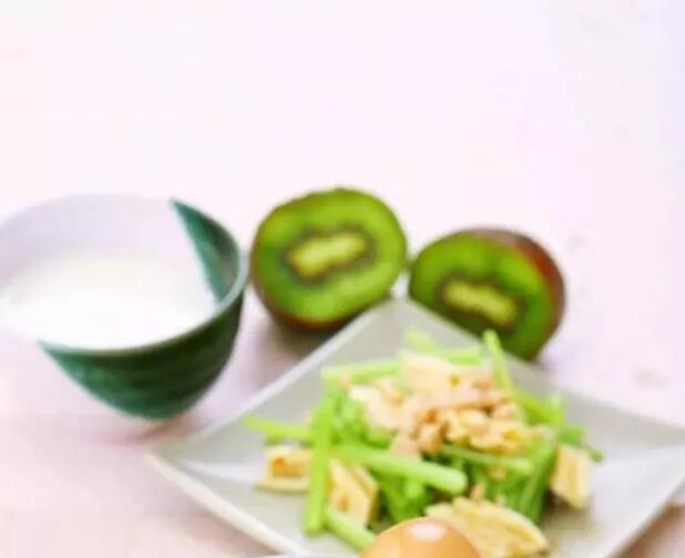 奶水变清了宝宝喝上有营养吗,奶水清是没营养吗