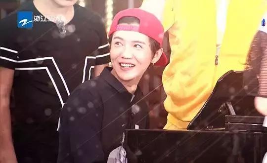 爱豆弹钢琴视频,会弹钢琴的女爱豆