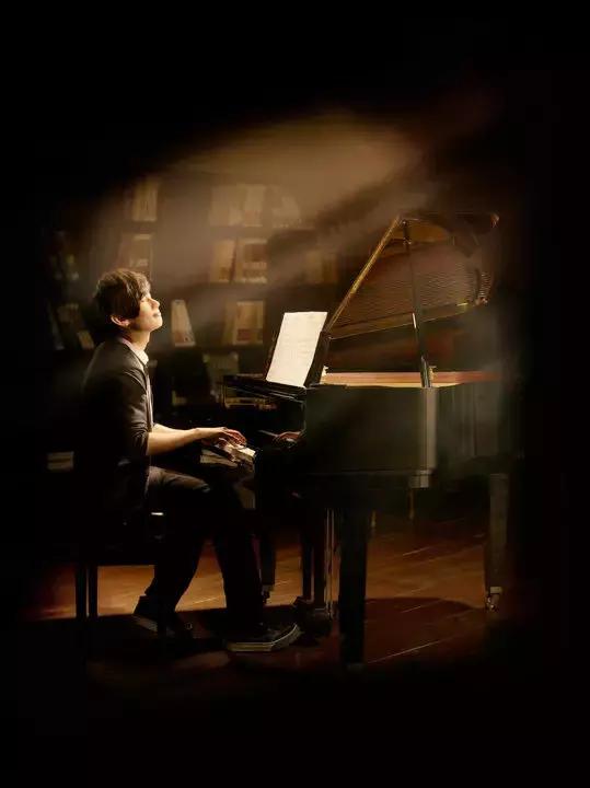 爱豆弹钢琴视频,会弹钢琴的女爱豆