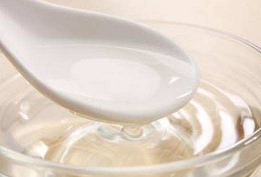 衣服被八四消毒液染了色怎么还原,衣服染了颜色怎么补救