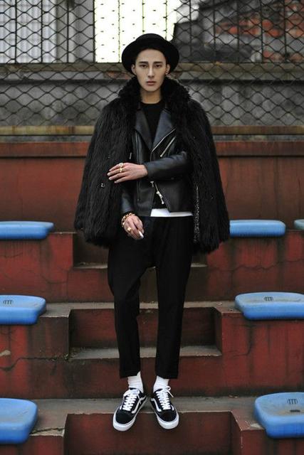 白色t恤褐色皮衣怎么搭配,男士皮衣外套搭配什么裤子