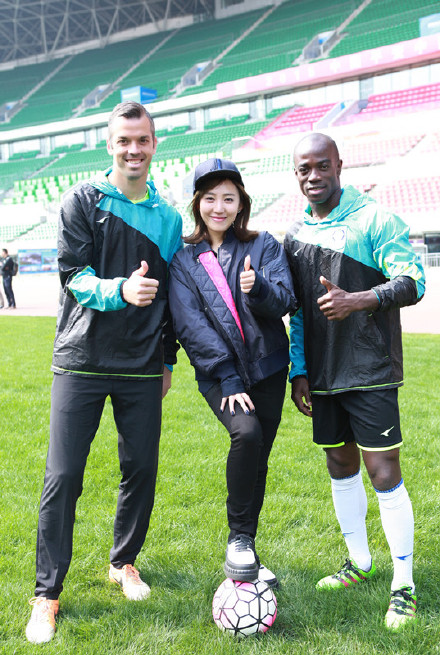 她年仅26岁，已经是球队董事长，中国足坛最美老板娘非她莫属