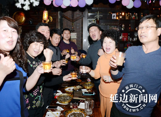 高钟勋与球迷共同举杯庆祝延足中超首秀